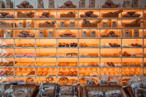 Productos ícono de la marca como el Garibaldi, el Pastel Salón, la Dona Salón, la Concha París, el Café Latte, Espresso, Chai, el Panqué de Nuez y el clásico Pastel Mil Hojas.